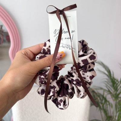 SCRUNCHIE MAXI - Etykiety na każdą okazje  (Etykiety: Krówka)