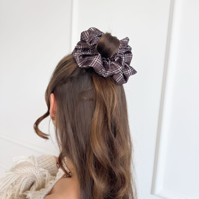 DUŻA SCRUNCHIE BRĄZOWA KRATKA NOELKA