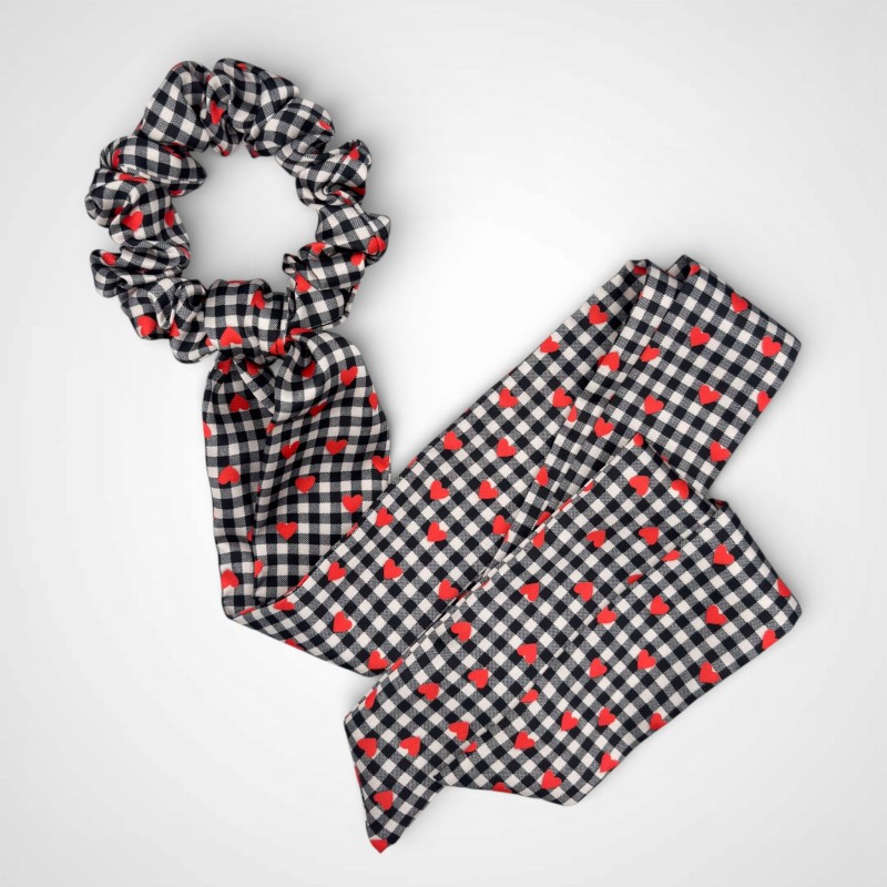 SCRUNCHIE PRZEWIĄZANA DŁUGĄ WSTĄŻKĄ AMOUR