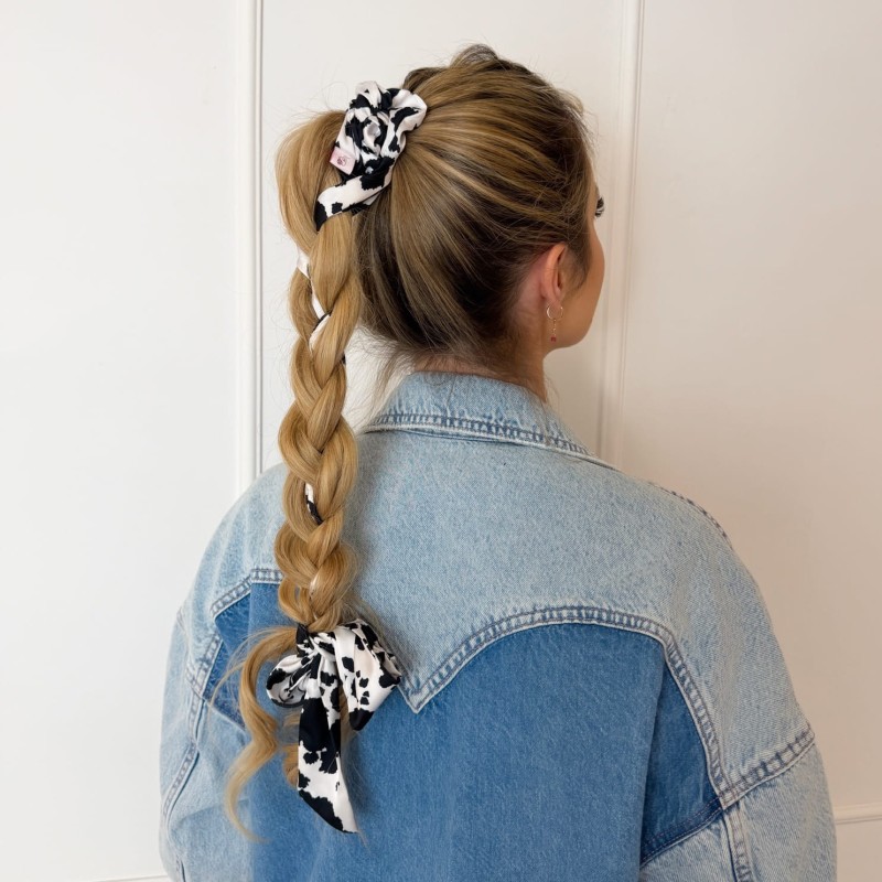 SCRUNCHIE PRZEWIĄZANA DŁUGĄ WSTĄŻKĄ MILKA