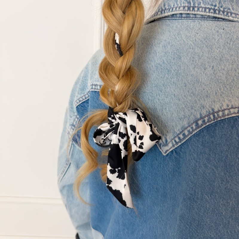 SCRUNCHIE PRZEWIĄZANA DŁUGĄ WSTĄŻKĄ MILKA