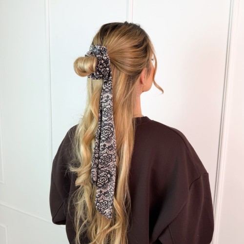 Gumka przewiązana krótką wstążką Lace