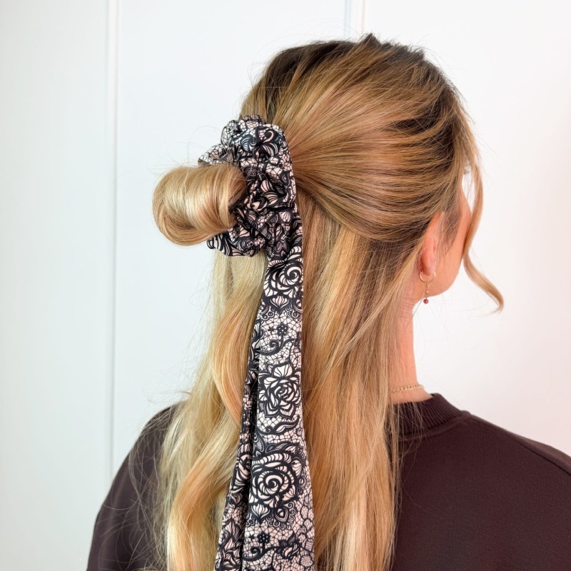 SCRUNCHIE PRZEWIĄZANA KRÓTKĄ WSTĄŻKĄ KORONKA