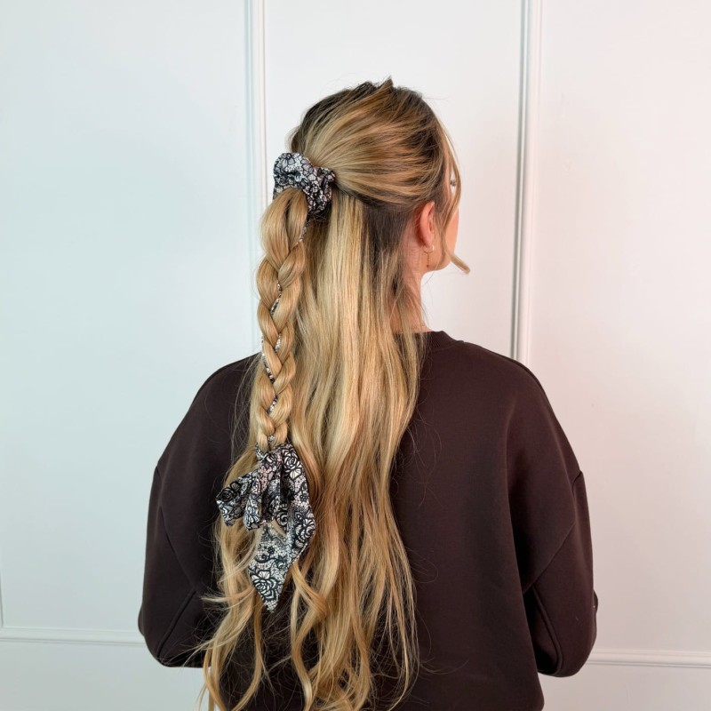 SCRUNCHIE Z DŁUGĄ WSTĄŻKĄ KORONKA