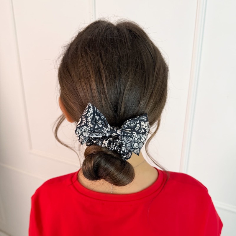 SCRUNCHIE Z KOKARDĄ MINI KORONKA