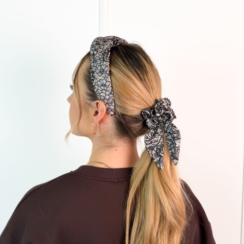 SCRUNCHIE Z UCHEM KORONKA