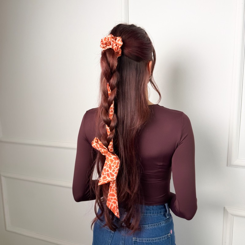 SCRUNCHIE PRZEWIĄZANA DŁUGĄ WSTĄŻKĄ SAFARI