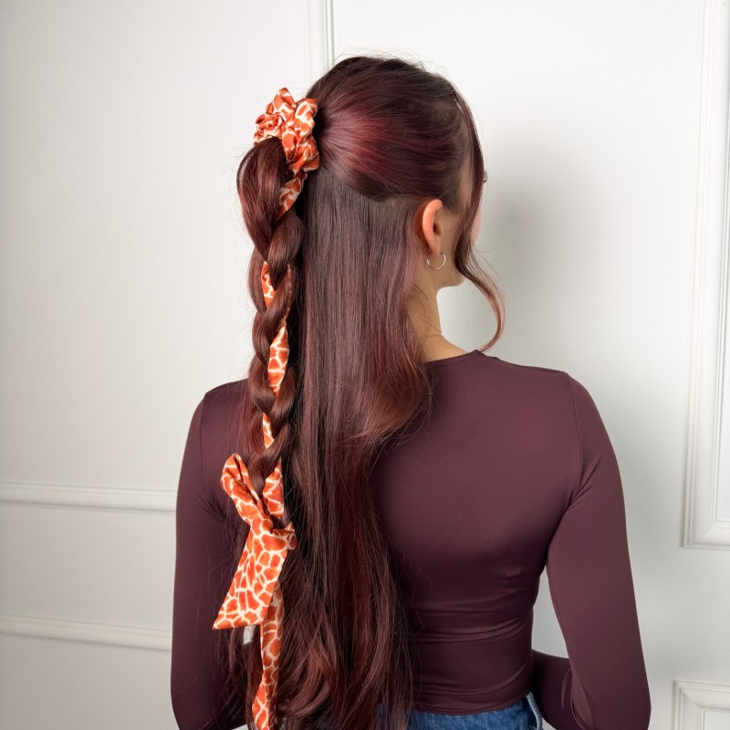 SCRUNCHIE PRZEWIĄZANA DŁUGĄ WSTĄŻKĄ SAFARI
