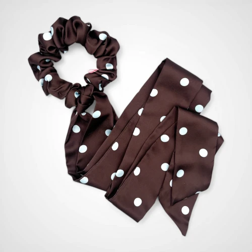 Gumka przewiązana długą wstążką Polka Dots