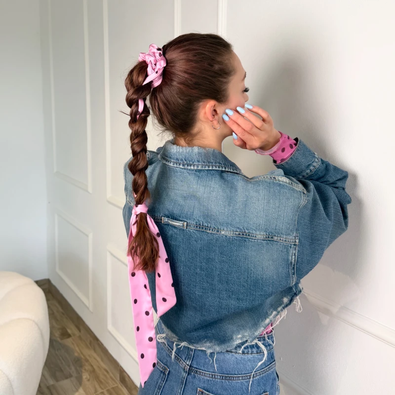 SCRUNCHIE PRZEWIĄZANA DŁUGĄ WSTĄŻKĄ CHERRY DOTS