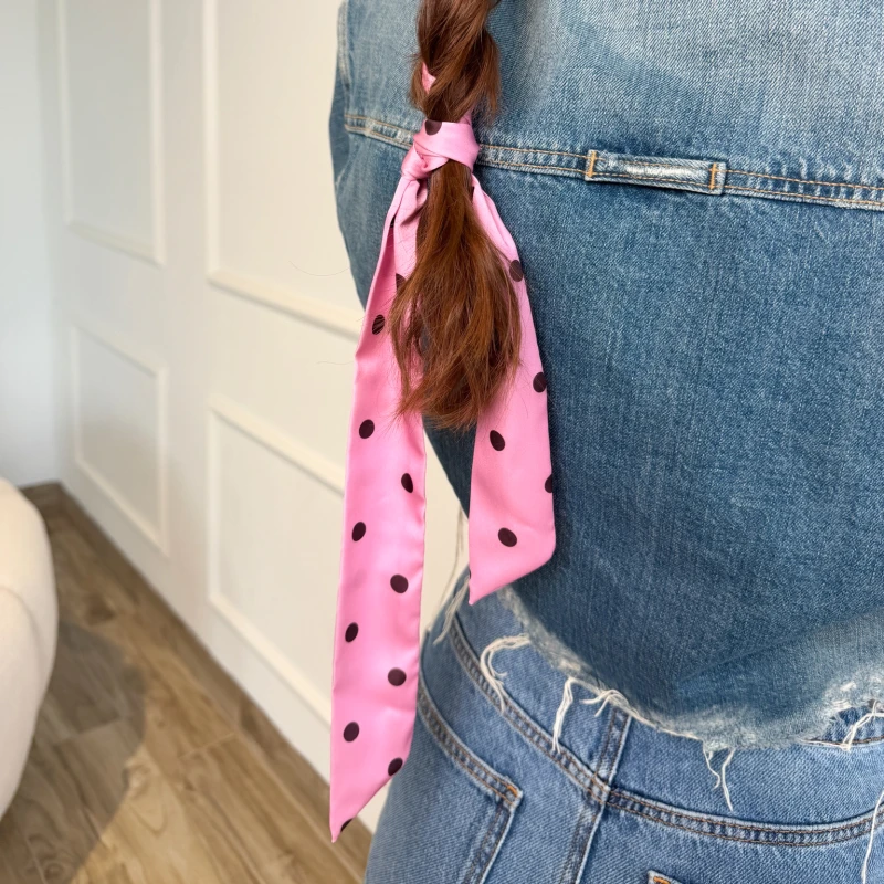 SCRUNCHIE PRZEWIĄZANA DŁUGĄ WSTĄŻKĄ CHERRY DOTS