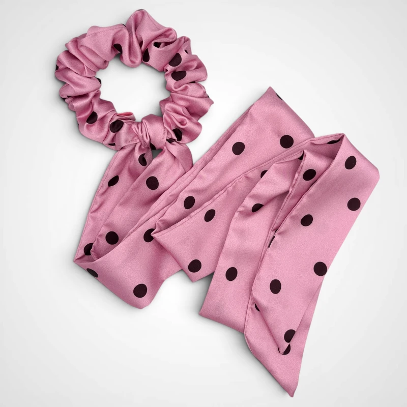 SCRUNCHIE PRZEWIĄZANA DŁUGĄ WSTĄŻKĄ CHERRY DOTS
