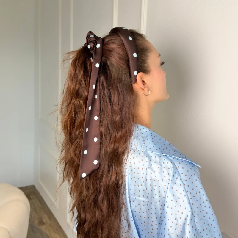 SCRUNCHIE Z KRÓTKĄ WSTĄŻKA POLKA DOTS