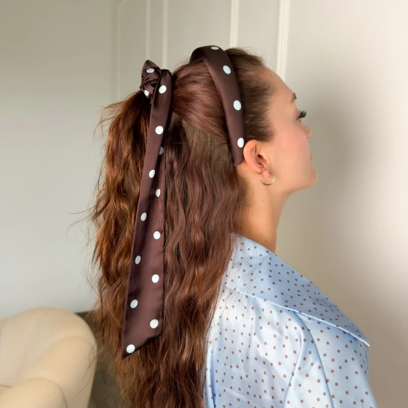 SCRUNCHIE Z KRÓTKĄ WSTĄŻKA POLKA DOTS