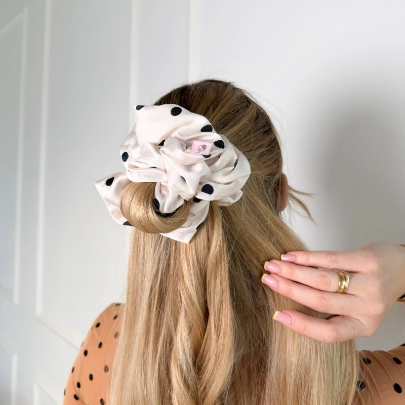 SCRUNCHIE XXL CZARNE KROPKI