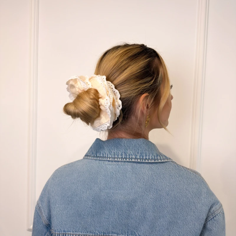 LNIANA SCRUNCHIE Z KORONKĄ DOVE