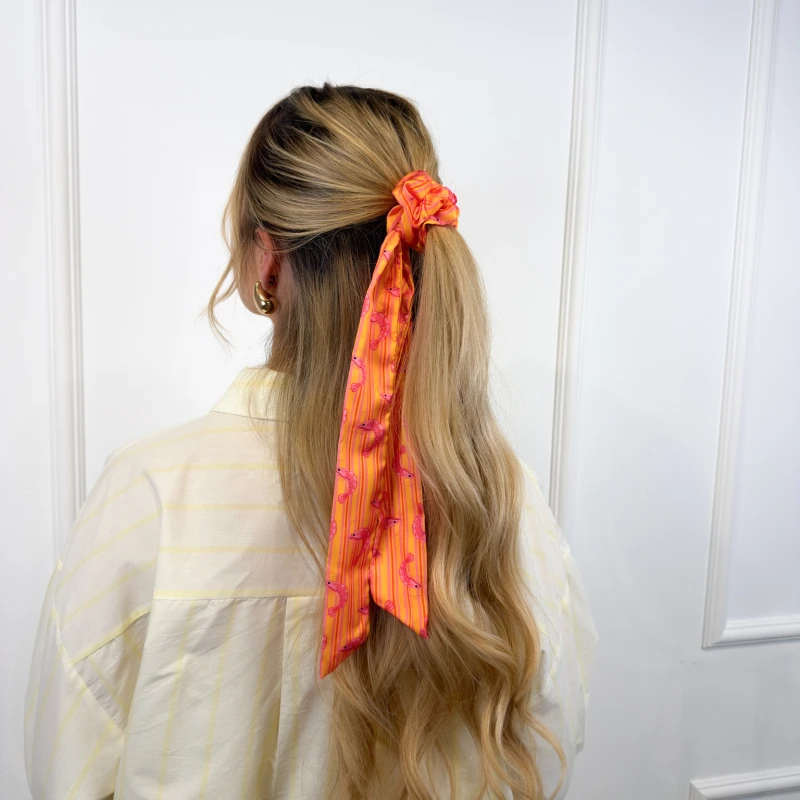 SCRUNCHIE PRZEWIĄZANA KRÓTKĄ WSTĄŻKĄ SHRIMP