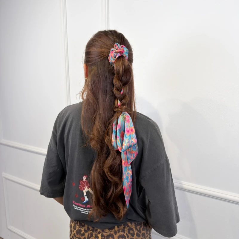 SCRUNCHIE PRZEWIĄZANA DŁUGĄ WSTĄŻKĄ MALIBU