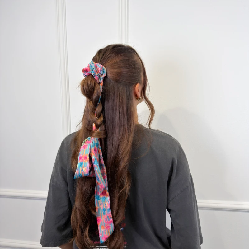 SCRUNCHIE PRZEWIĄZANA DŁUGĄ WSTĄŻKĄ MALIBU