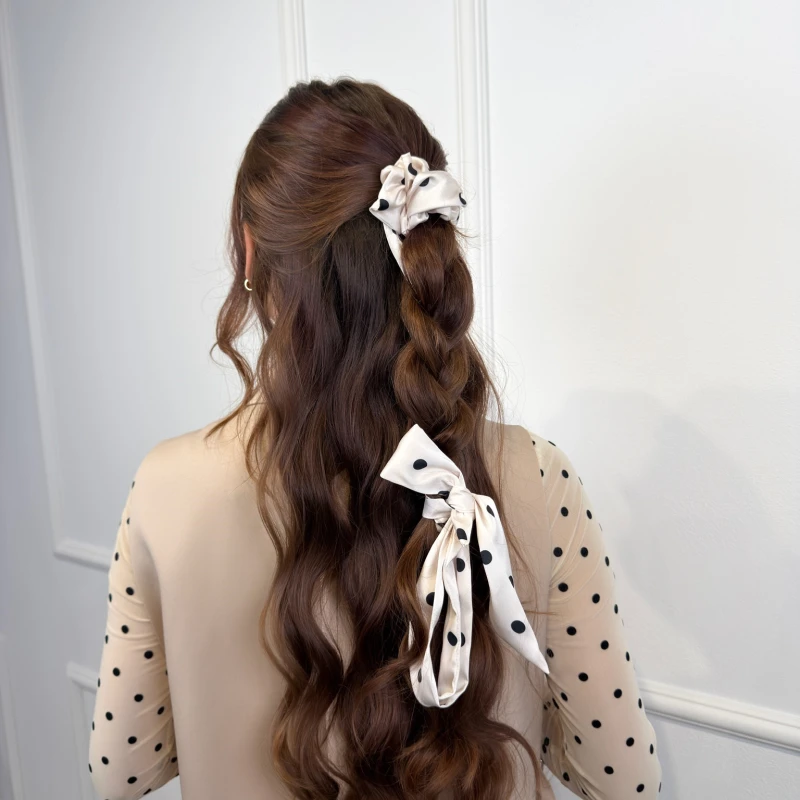 SCRUNCHIE PRZEWIĄZANA DŁUGĄ WSTĄŻKA BLACK DOTS