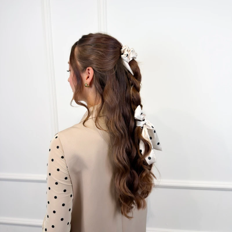 SCRUNCHIE PRZEWIĄZANA DŁUGĄ WSTĄŻKA BLACK DOTS
