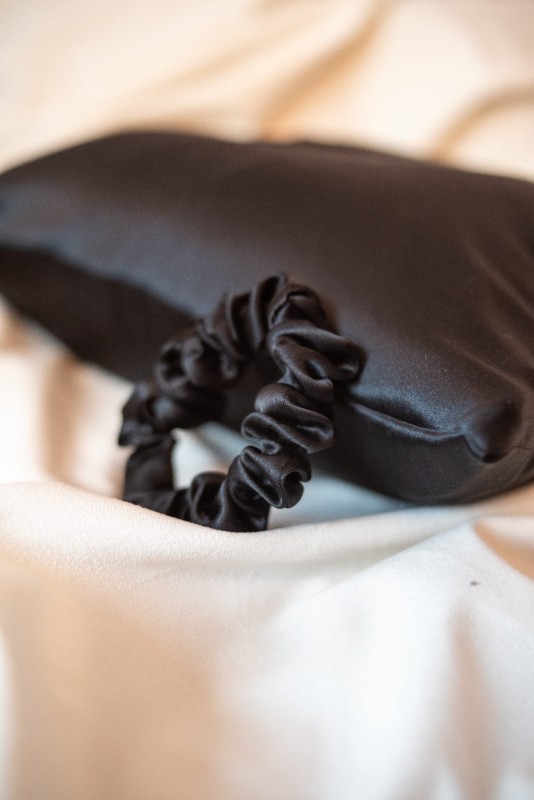 SEIDENKISSENBEZUG + MINI SCRUNCHIE CLASSIC BLACK