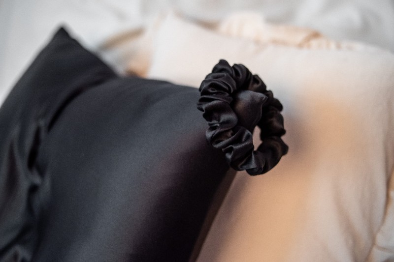 SEIDENKISSENBEZUG + MINI SCRUNCHIE CLASSIC BLACK