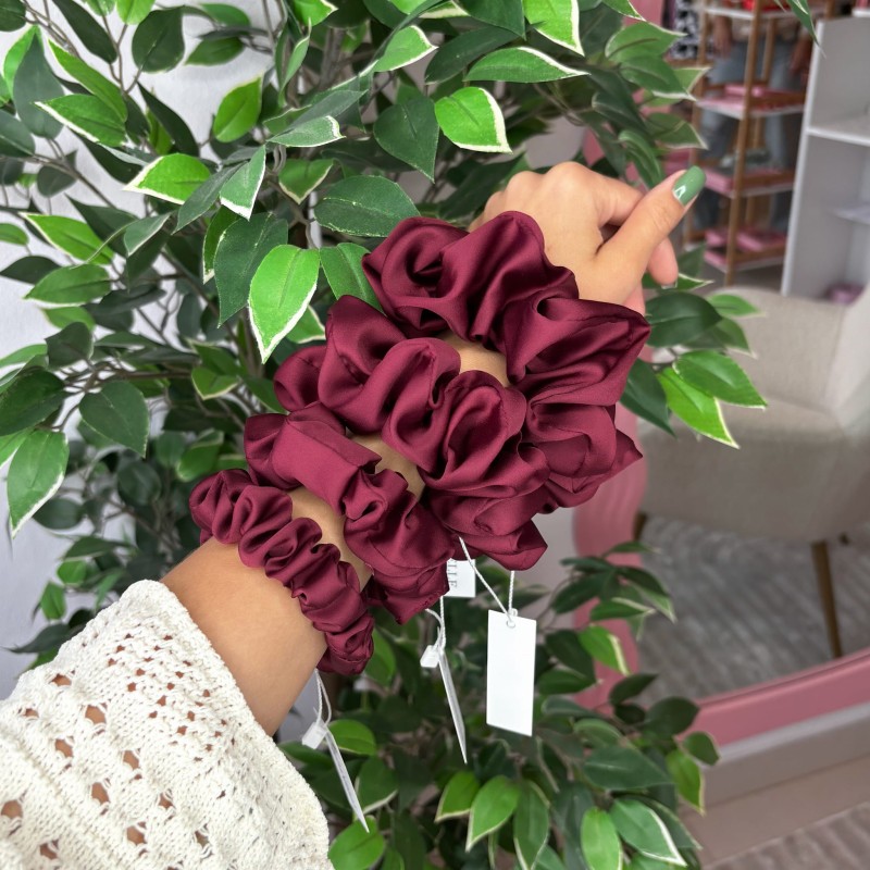 SET MIT VIER SCRUNCHIES IN MAROON