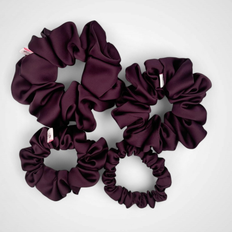 SET MIT VIER SCRUNCHIES IN PFLAUMENFARBE