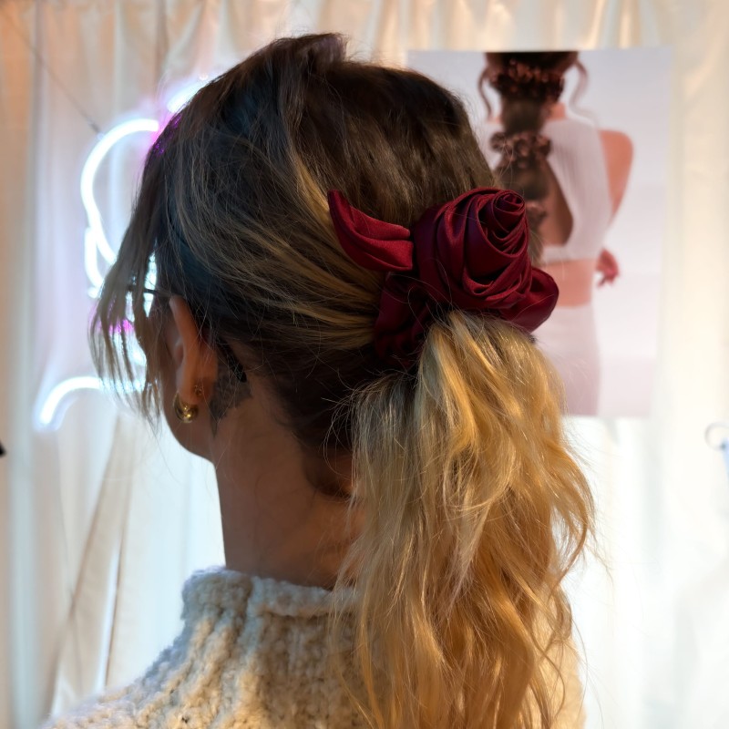 SCRUNCHIE IN BURGUNDERROT MIT ROSE