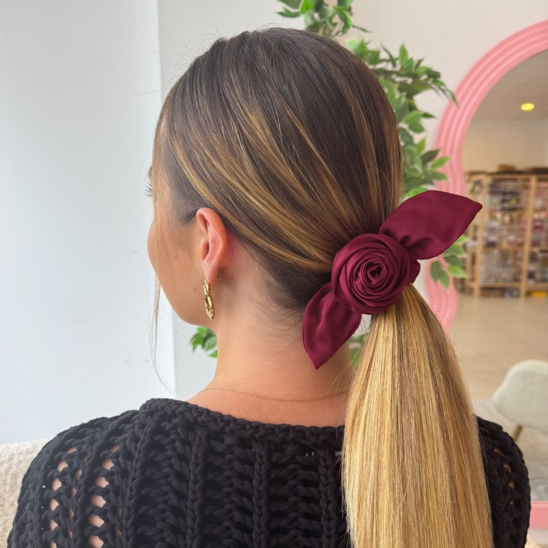 SCRUNCHIE IN BURGUNDERROT MIT ROSE