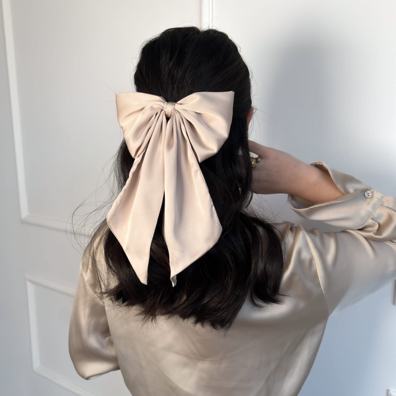 BEIGE BOWTIE ON A BROOCH