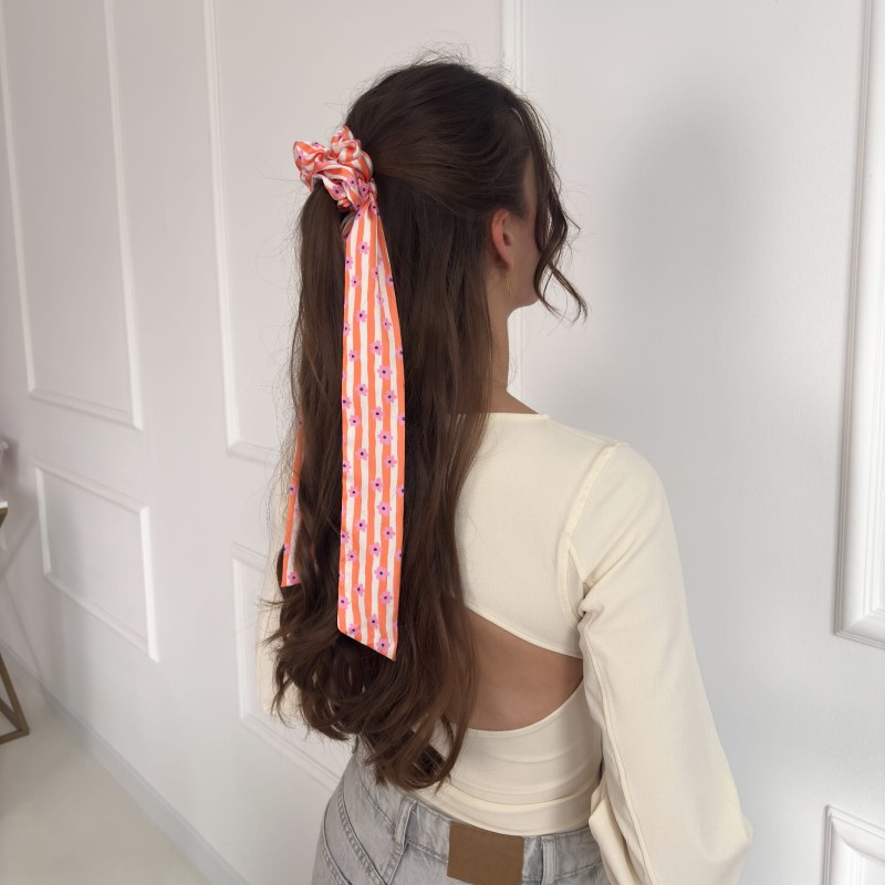 SCRUNCHIE PRZEWIĄZANA KRÓTKĄ WSTĄŻKĄ