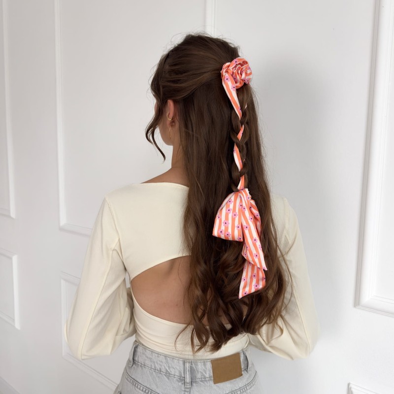 SCRUNCHIE PRZEWIĄZANA DŁUGĄ WSTĄŻKĄ