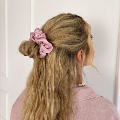 MEDIUM SCRUNCHIE BLUSH PINK