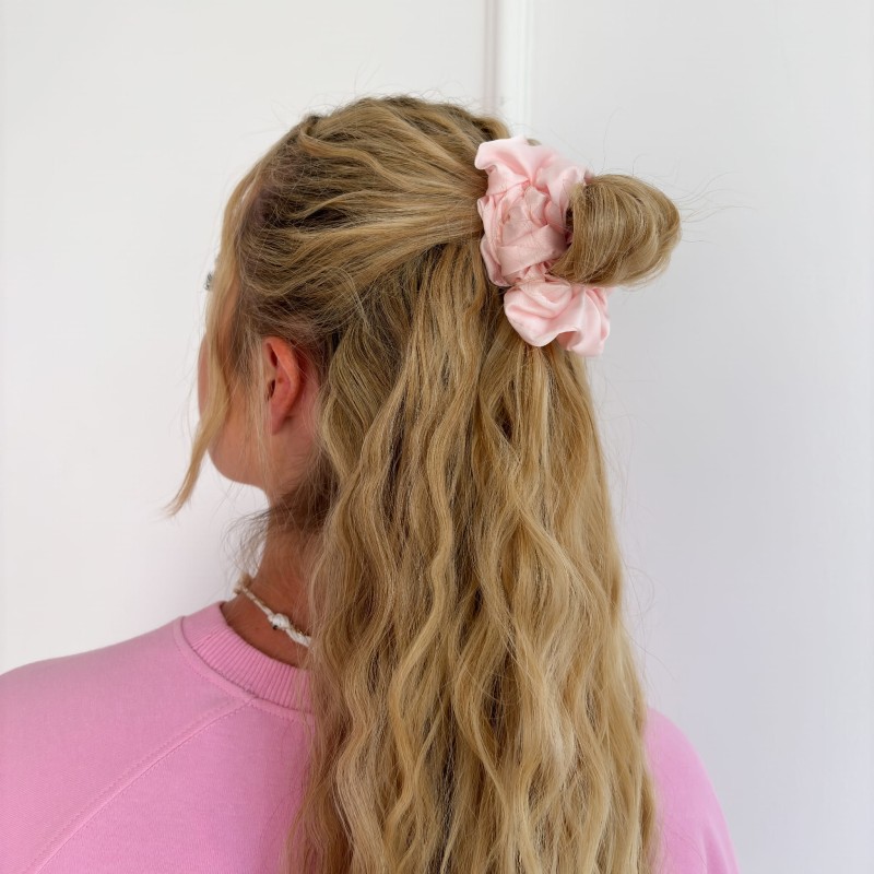 MEDIUM SCRUNCHIE LIGHT PINK