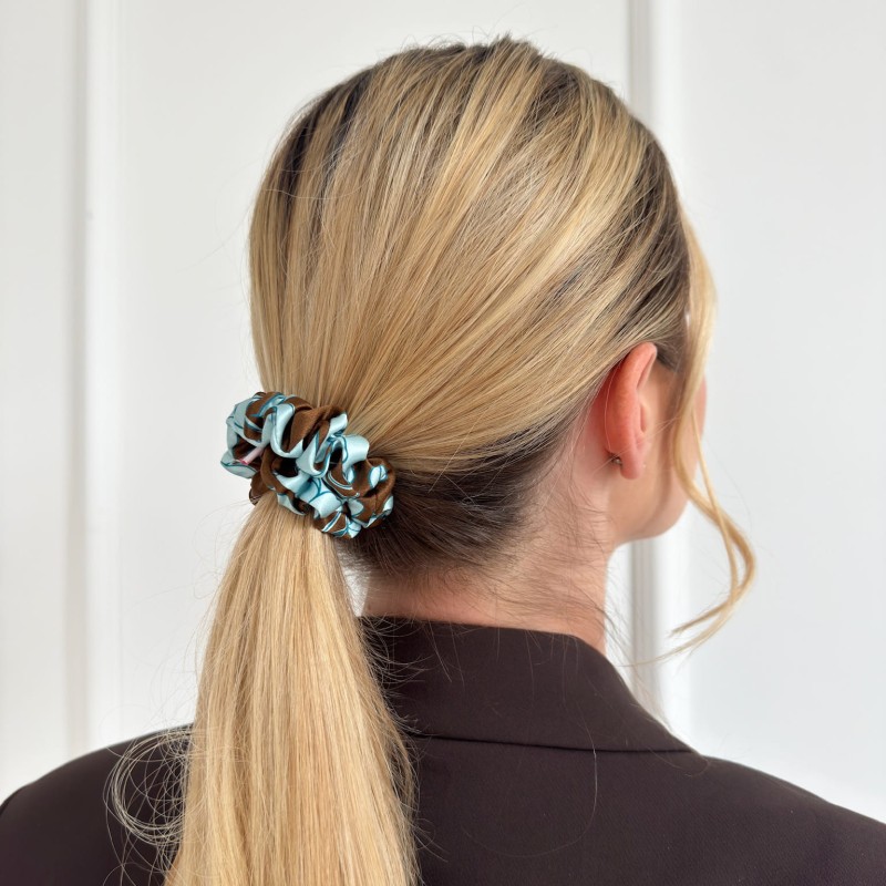 JEDWABNA MINI GUMKA BRĄZOWA W NIEBIESKIE KWIATY