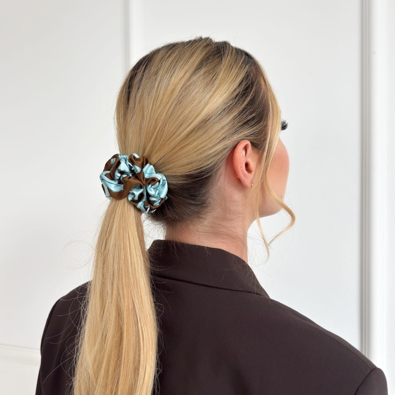 BRĄZOWA W NIEBIESKIE KWIATY JEDWABNA GUMKA DO WŁOSÓW