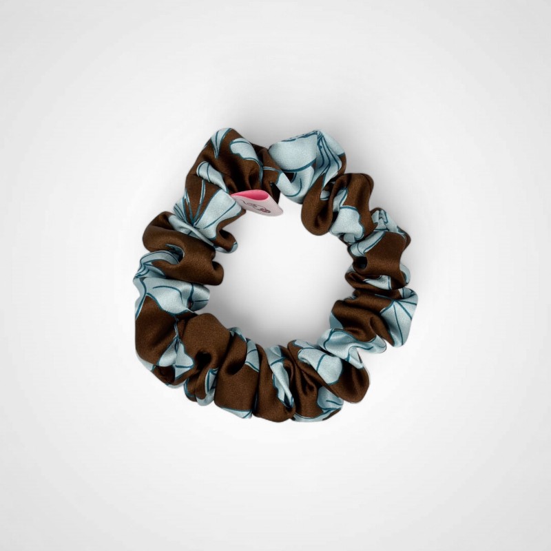 BRĄZOWA W NIEBIESKIE KWIATY JEDWABNA GUMKA DO WŁOSÓW