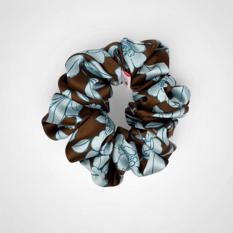 JEDWABNA GUMKA DO WŁOSÓW BRĄZOWA W NIEBIESKIE KWIATY