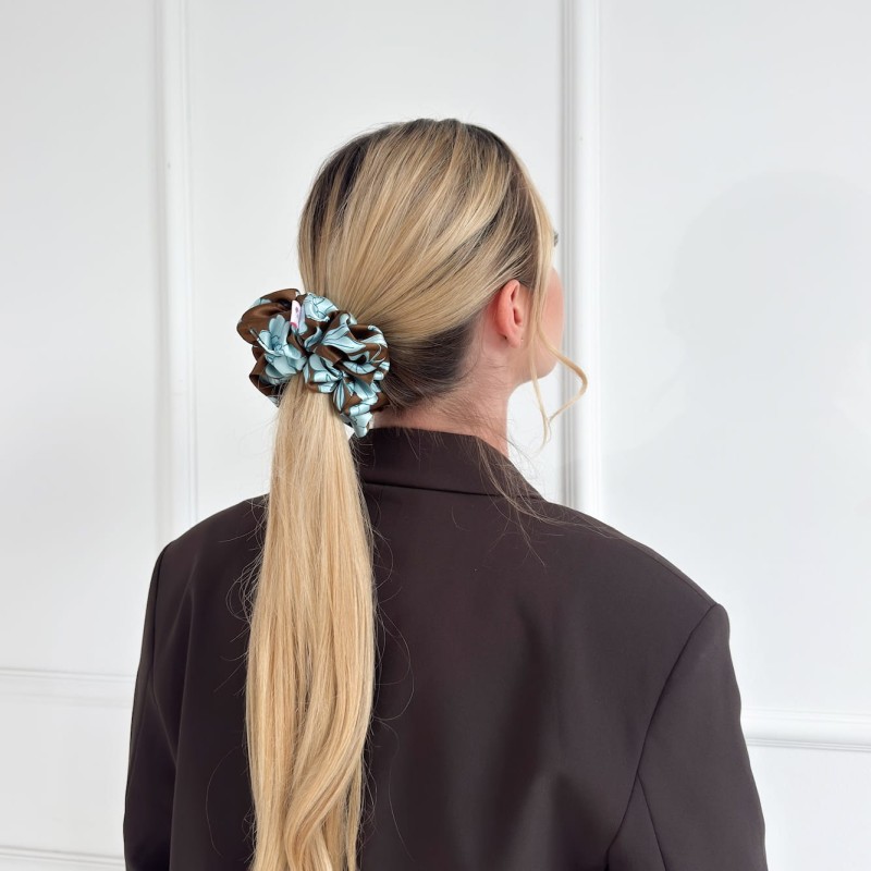 JEDWABNA GUMKA DO WŁOSÓW BRĄZOWA W NIEBIESKIE KWIATY