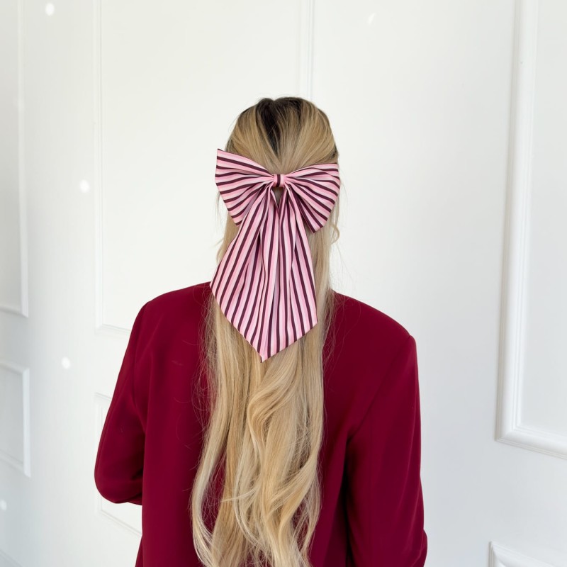 MIRABELLA-ROSA-BORDEAUX-SCHLEIFE AUF EINER HAARSPANGE
