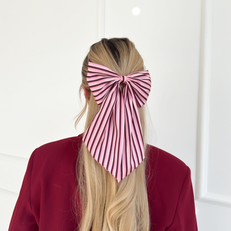 MIRABELLA-ROSA-BORDEAUX-SCHLEIFE AUF EINER HAARSPANGE
