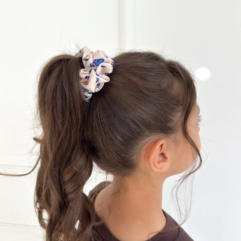 KLEINES SCRUNCHIE MIT SCHMETTERLINGEN